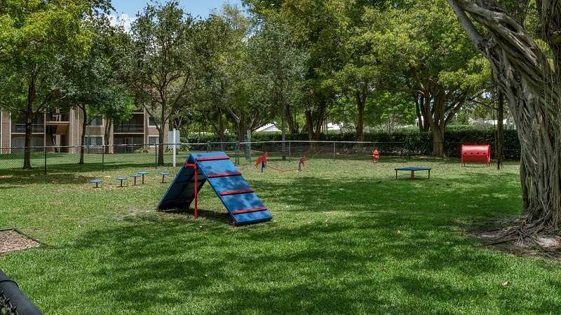 Laurels at Jacaranda, Plantation - (see pics & AVAIL)